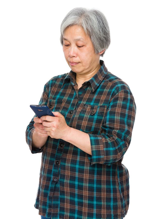 Bruk för gammal kvinna av mobiltelefonen royaltyfri bild