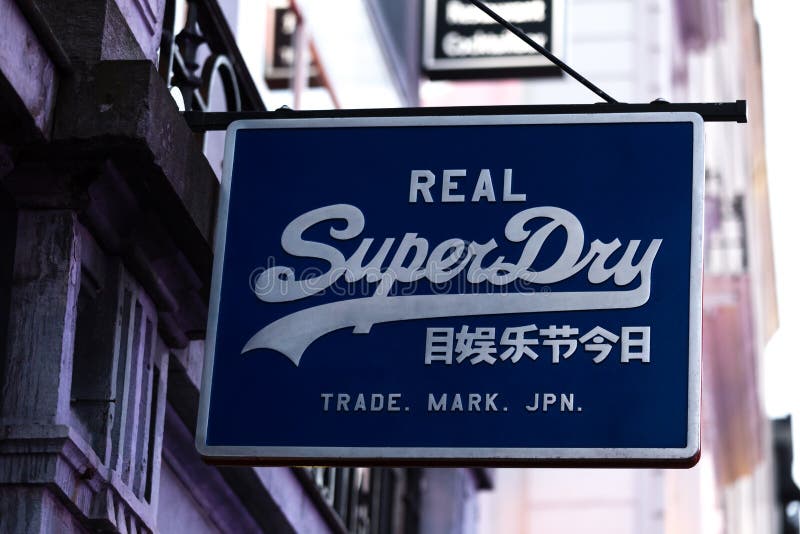 Bruksela Brussels, Belgium,/- 13 12 18: superdry podpisuje wewnątrz Brussels Belgium zdjęcia royalty free Bruksela Brussels, Belgium,/- 13 12 18: superdry podpisuje wewnątrz Brussels Belgium zdjęcia royalty free