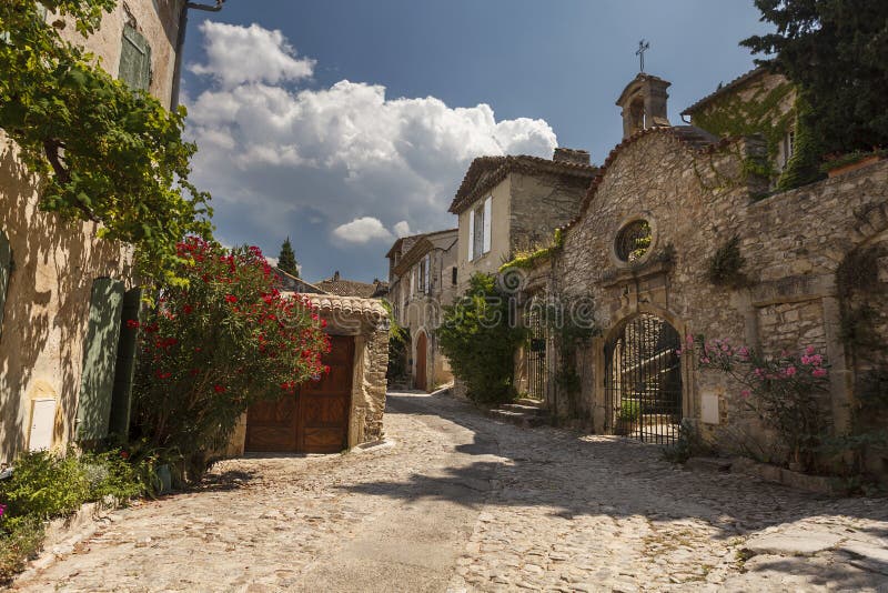 Brukująca ulica w Romaine wiosce, Provence obraz stock Brukująca ulica w Romaine wiosce, Provence obraz stock