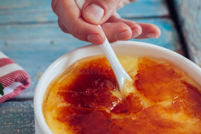 brulee caramelised övre traditionell vanilj för kräm- socker för krämefterrätt franskt royaltyfri fotografi brulee caramelised övre traditionell vanilj för kräm- socker för krämefterrätt franskt royaltyfri fotografi