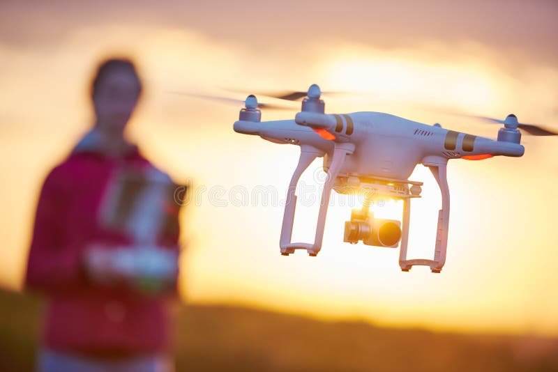 Brummen quadcopter Fliegen bei Sonnenuntergang lizenzfreie stockfotografie