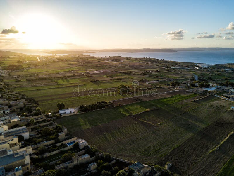 Brummenfoto - schöne Ansicht der Insel von Gozo, Malta lizenzfreie stockbilder Brummenfoto - schöne Ansicht der Insel von Gozo, Malta lizenzfreie stockbilder