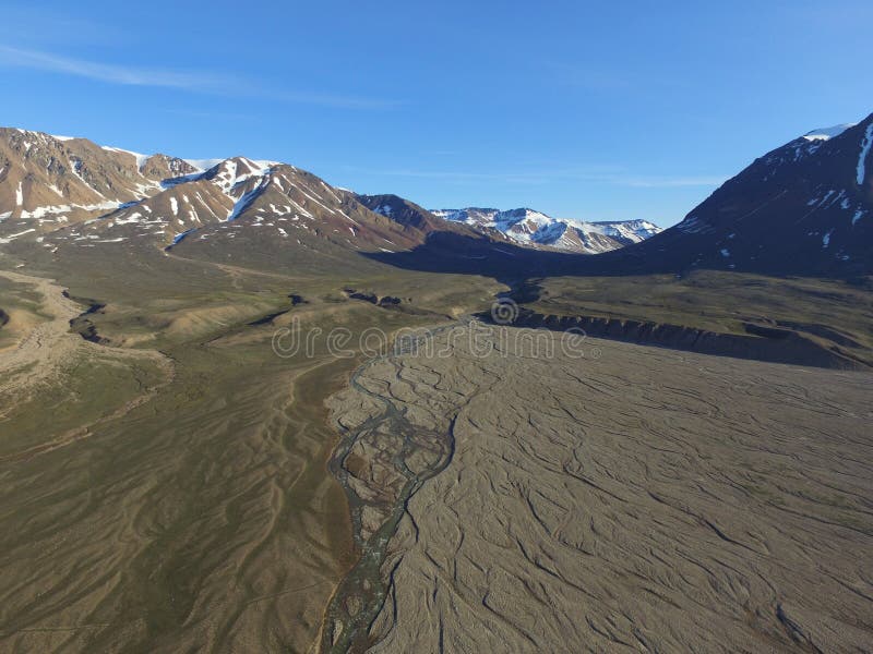 Brummenluft- Bild von den Schmelzwasserströmen, die in einem fluvialen River Valley in Nordost-Grönland verschmelzen lizenzfreie stockfotografie Brummenluft- Bild von den Schmelzwasserströmen, die in einem fluvialen River Valley in Nordost-Grönland verschmelzen lizenzfreie stockfotografie