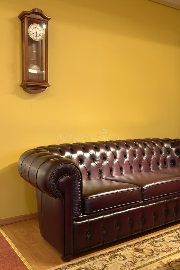 Brun klockalädersofa royaltyfri fotografi