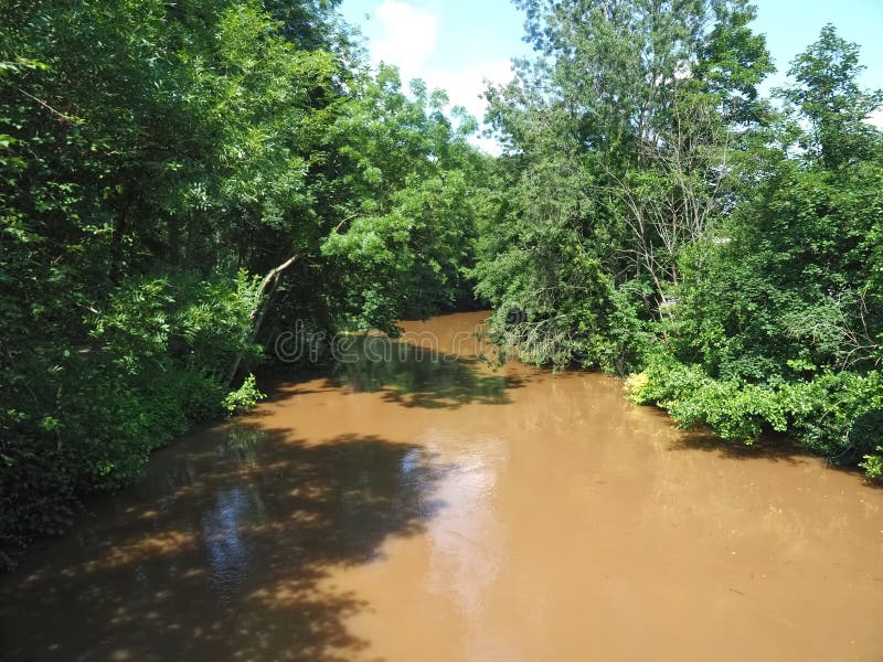Bruna och mudda våtmarker i Tyskland efter översvämningen. Bruna muddy erft flod efter översvämningen i grevenbroich i Tyskland