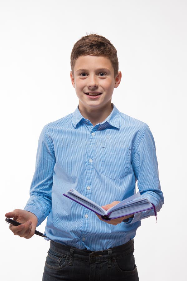 Brune émotive De Garçon D'adolescent Dans Une Chemise Bleue Avec Un Journal  Intime Et Un Stylo à Disposition Image stock - Image du papier, affaires:  80403771