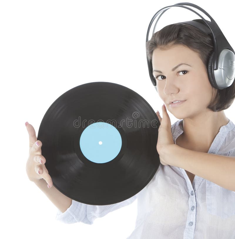 brune dans des écouteurs avec le disque vinyle au-dessus du blanc photos stock brune dans des écouteurs avec le disque vinyle au-dessus du blanc photos stock