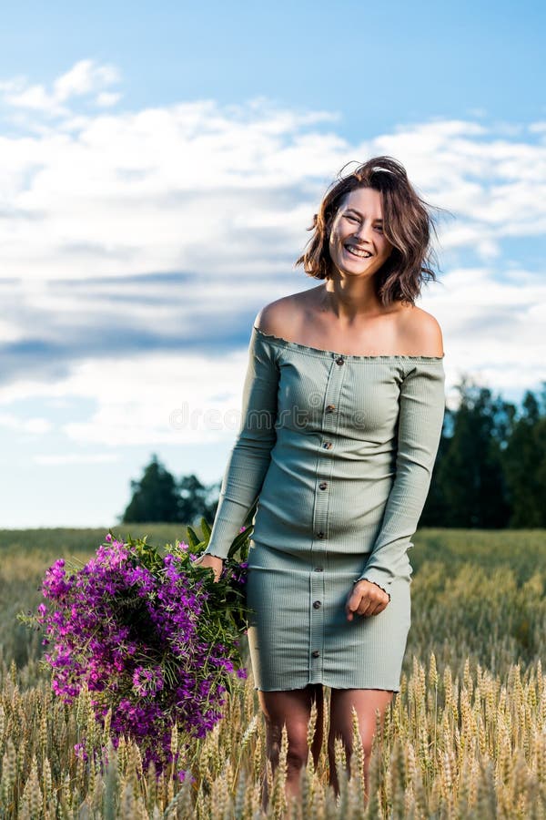 Brune joyeuse de jeune femme de portrait image libre de droits