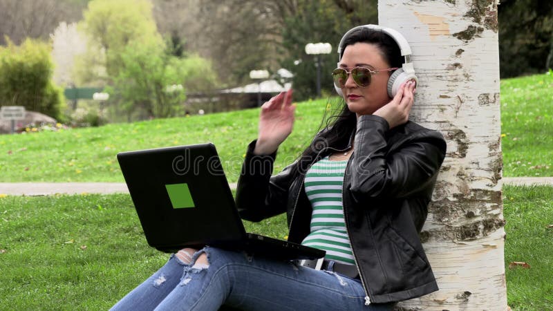 Brunetka na trawie z komputerem