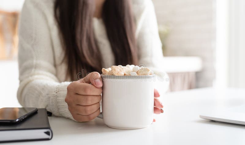 Brunetka trzymająca filiżankę piankowego kakao obraz stock