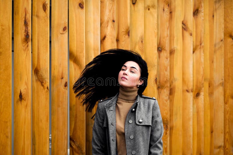 Brunetki kobieta plenerowa z dmuchaniem - w górę włosy zdjęcie royalty free Brunetki kobieta plenerowa z dmuchaniem - w górę włosy zdjęcie royalty free