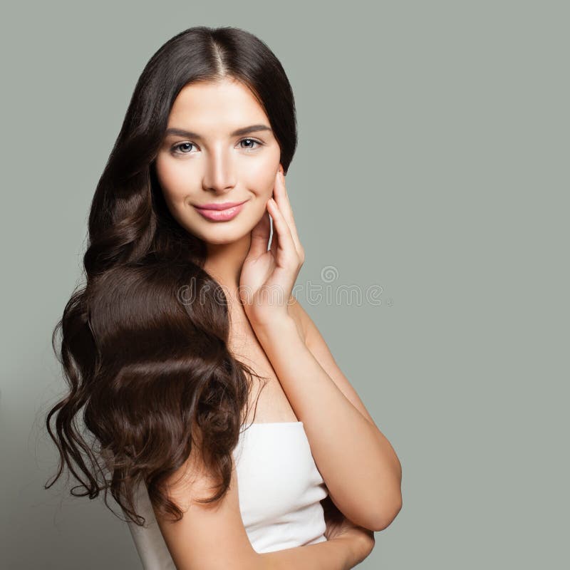 brunetki uśmiechnięci kobiety potomstwa piękno naturalne portret zdjęcie royalty free brunetki uśmiechnięci kobiety potomstwa piękno naturalne portret zdjęcie royalty free