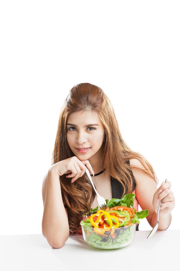 Brunett för ung kvinna som är närvarande och äter sallad royaltyfri foto Brunett för ung kvinna som är närvarande och äter sallad royaltyfri foto