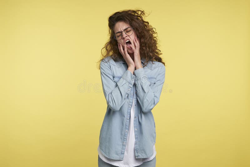 Brunette die erhaltene, den Frau, sie bohrte, wurde über lange Geschichte ihres Chefs verrückt und ermüdete von ihm, lizenzfreies stockfoto Brunette die erhaltene, den Frau, sie bohrte, wurde über lange Geschichte ihres Chefs verrückt und ermüdete von ihm, lizenzfreies stockfoto