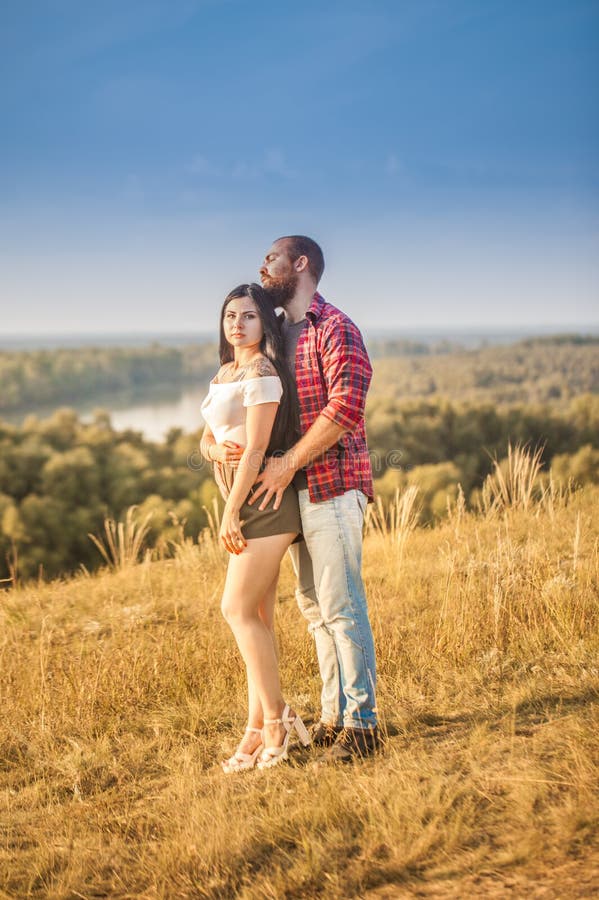 Brunette e brutale ragazzo con una storia d'amore alla barba. abbracci e fotografie stock libere da diritti