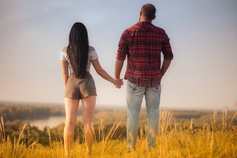 Brunette e brutale ragazzo con una storia d'amore alla barba. abbracci e fotografia stock