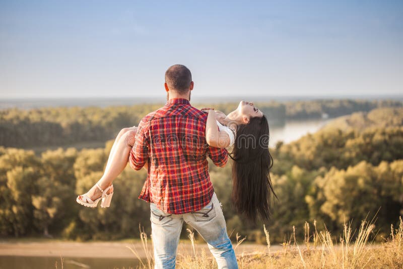 Brunette e brutale ragazzo con una storia d'amore alla barba. abbracci e immagine stock