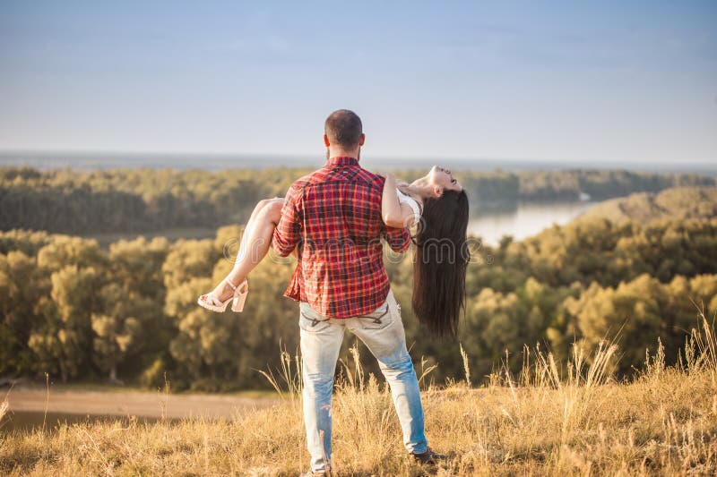 Brunette e brutale ragazzo con una storia d'amore alla barba. abbracci e immagini stock libere da diritti
