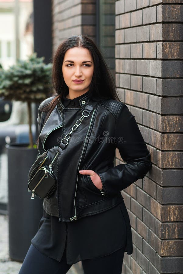 Brunette, Garota De Roupas Estilosas De Rock Preto Moda Feminina, Estilo De  Rua Foto de Stock - Imagem de cidade, bonito: 167706132