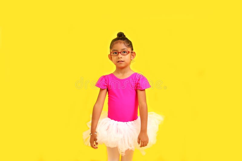 Pobre Menina Morena Latina De 4 Anos Está Vestida Como Uma Princesa Feliz  Com Seu Traje Para Ir A Uma Festa Infantil E Se Sentir Forte E Empoderada  Foto Royalty Free, Gravuras