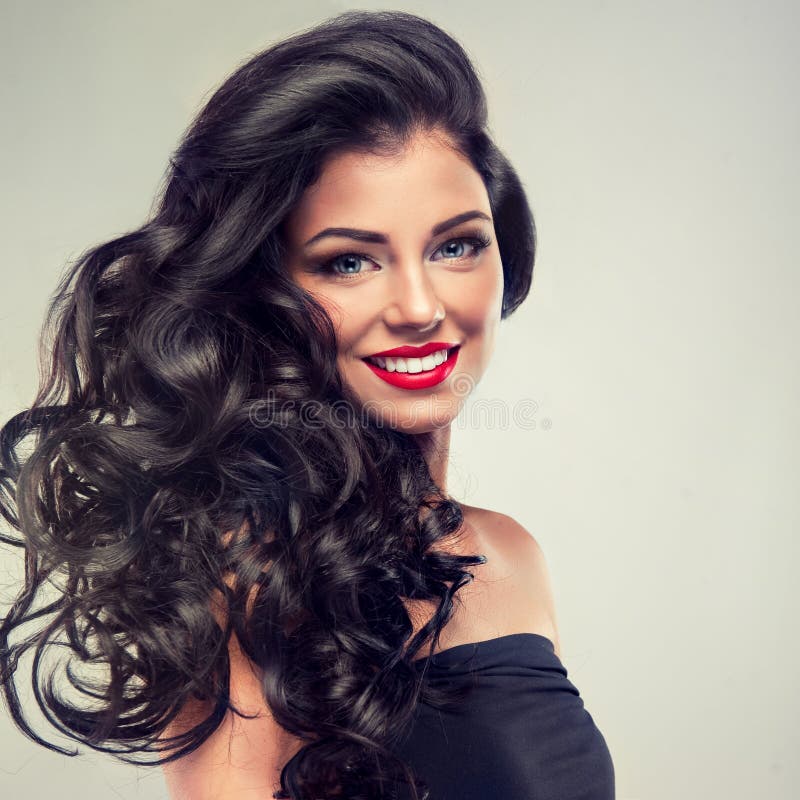 Brunette met lang, dicht krullend haar stock afbeelding Brunette met lang, dicht krullend haar stock afbeelding