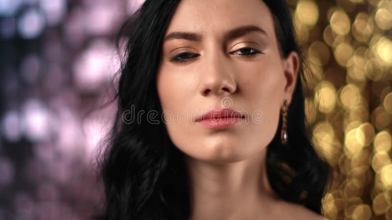 Brunette retrato de una mujer posando en coloridas luces iluminadas. disparo de cierre en cámara roja de 4k metrajes