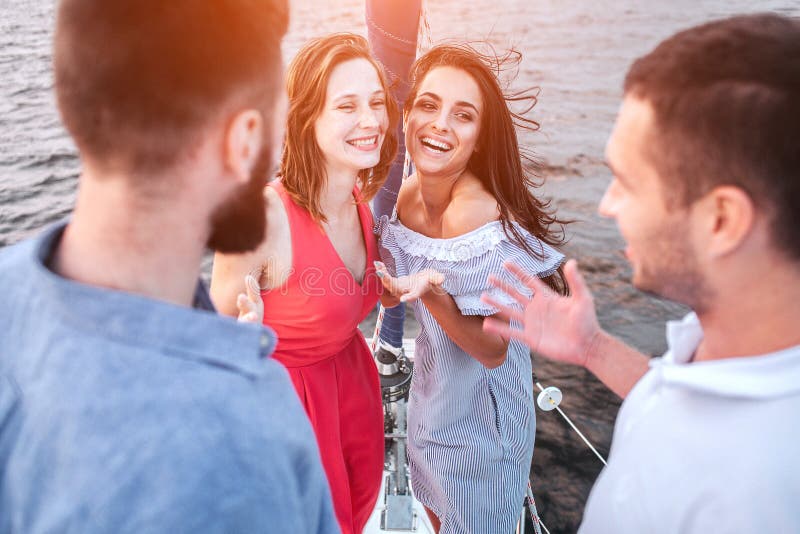 Brunette und rote Hauptfrau, die zusammen stehen und lächeln Sie lachen Modelle betrachten Kerle Junge Männer sind ernst stockfotografie Brunette und rote Hauptfrau, die zusammen stehen und lächeln Sie lachen Modelle betrachten Kerle Junge Männer sind ernst stockfotografie
