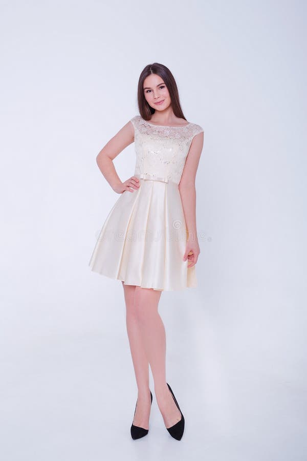 Brunette vorbildliche Frau der Sch?nheit im Cocktailkleid Luxusmake-up und Frisur der sch?nen Mode Verlockendes M?dchenschattenbi lizenzfreies stockfoto Brunette vorbildliche Frau der Sch?nheit im Cocktailkleid Luxusmake-up und Frisur der sch?nen Mode Verlockendes M?dchenschattenbi lizenzfreies stockfoto