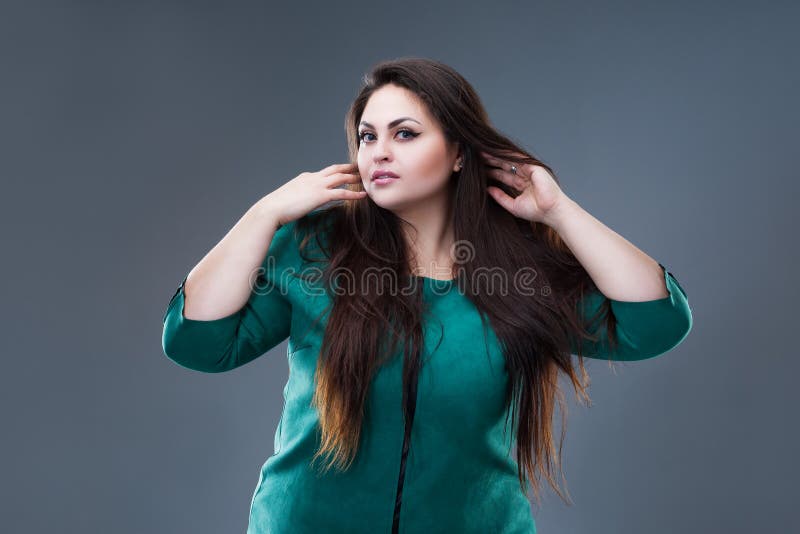 Brunette συν το πρότυπο μόδας μεγέθους στο πράσινο φόρεμα, παχιά γυναίκα με μακρυμάλλη στο γκρίζο υπόβαθρο στοκ εικόνες Brunette συν το πρότυπο μόδας μεγέθους στο πράσινο φόρεμα, παχιά γυναίκα με μακρυμάλλη στο γκρίζο υπόβαθρο στοκ εικόνες
