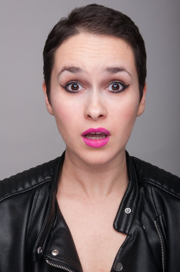 Brunettefelsen-Mädchenporträt, das von etwas überrascht wird lizenzfreie stockfotografie Brunettefelsen-Mädchenporträt, das von etwas überrascht wird lizenzfreie stockfotografie