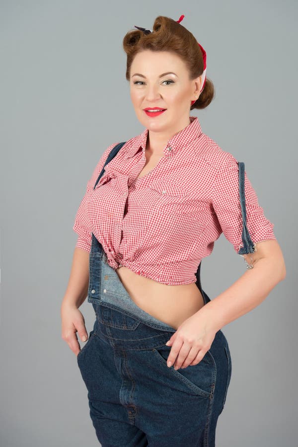 Brunettefrau im angeredeten Stift-oben entfernen Denim und zeigen Körper Mädchenmodell auf grauem Hintergrund stockfotografie Brunettefrau im angeredeten Stift-oben entfernen Denim und zeigen Körper Mädchenmodell auf grauem Hintergrund stockfotografie