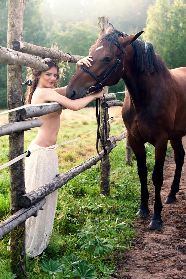 Frau pferd nackte mit Nackte Figur