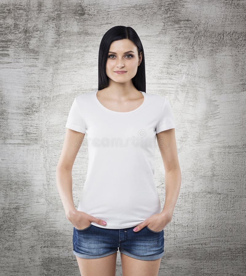 Brunettemädchen in ein weißes T-Shirt und Denimkurzen hosen stockbilder Brunettemädchen in ein weißes T-Shirt und Denimkurzen hosen stockbilder