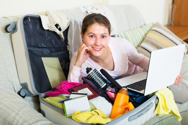 Brunetteplanungsferien mit Notizbuch stockfotos Brunetteplanungsferien mit Notizbuch stockfotos