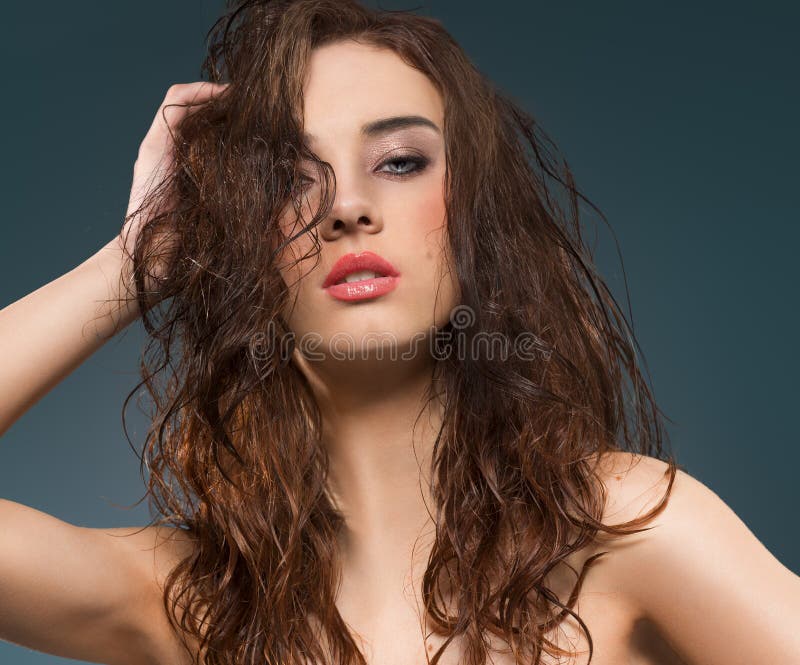 Brunetteschönheits-Jungeporträt stockbilder Brunetteschönheits-Jungeporträt stockbilder
