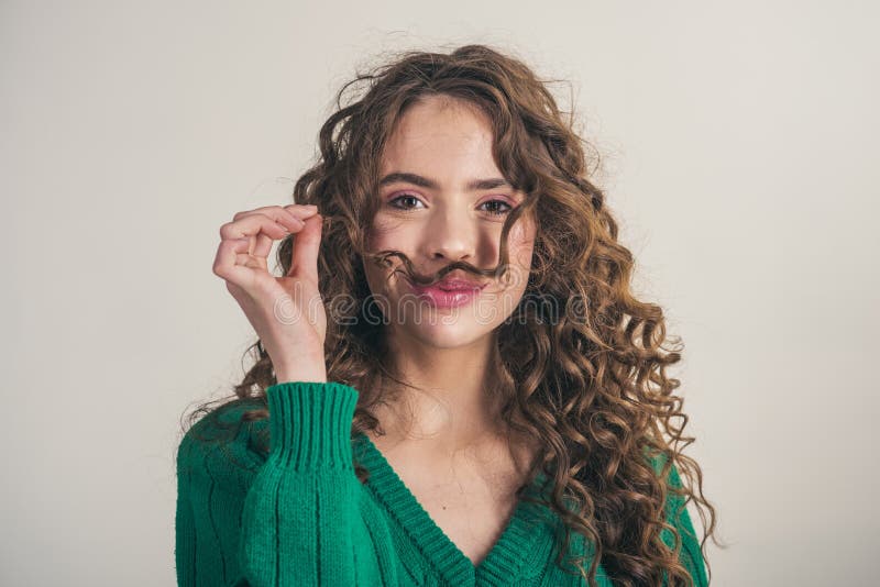 Brunettflicka med långt och skinande lockigt hår Härlig modellkvinna med den krabba frisyren arkivfoton Brunettflicka med långt och skinande lockigt hår Härlig modellkvinna med den krabba frisyren arkivfoton
