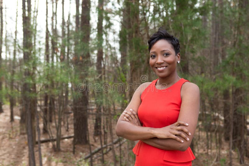Brunn klädd afrikansk amerikankvinna royaltyfri fotografi