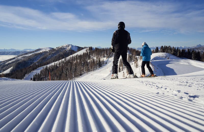 Brunnach Ski Resort, St. Oswald, Kärnten, Österreich - 20. Januar 2019: Ansicht von Brunnach-Bergstation unten im Tal mit zwei stockfotos Brunnach Ski Resort, St. Oswald, Kärnten, Österreich - 20. Januar 2019: Ansicht von Brunnach-Bergstation unten im Tal mit zwei stockfotos