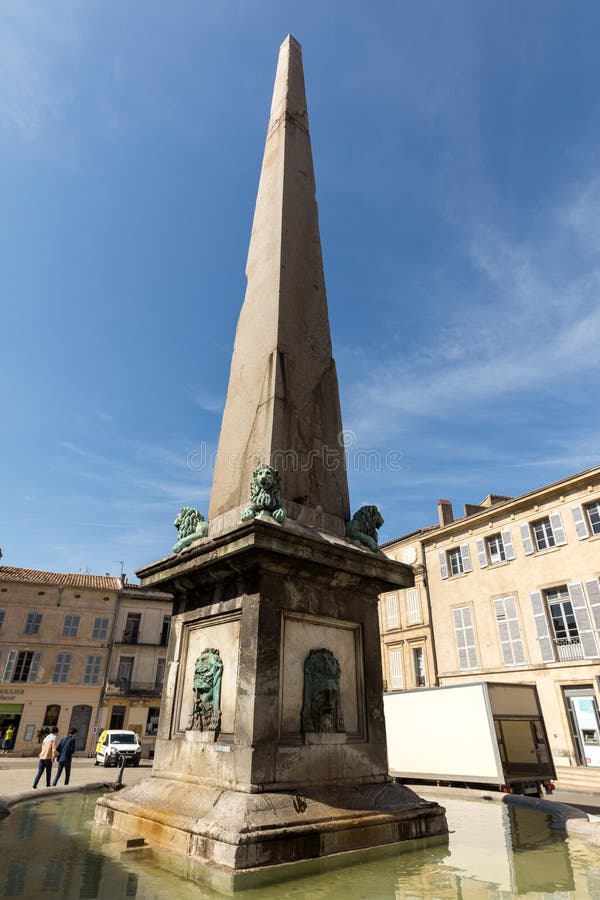 Brunnen bei Place de la Republique in Arles, Frankreich lizenzfreie stockfotografie Brunnen bei Place de la Republique in Arles, Frankreich lizenzfreie stockfotografie