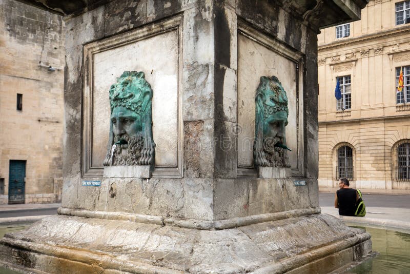 Brunnen bei Place de la Republique in Arles, Frankreich lizenzfreie stockfotos Brunnen bei Place de la Republique in Arles, Frankreich lizenzfreie stockfotos