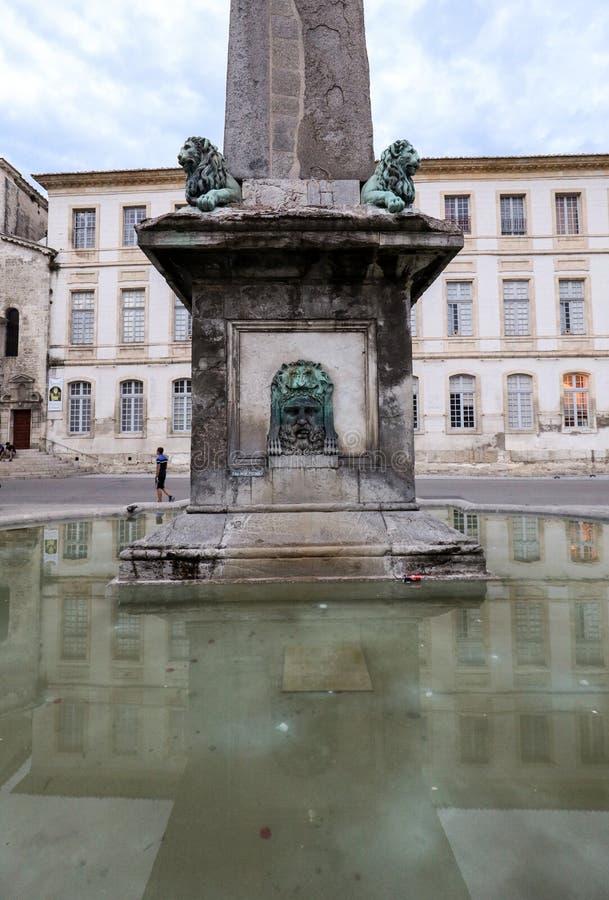 Brunnen bei Place de la Republique in Arles, Frankreich lizenzfreies stockfoto Brunnen bei Place de la Republique in Arles, Frankreich lizenzfreies stockfoto