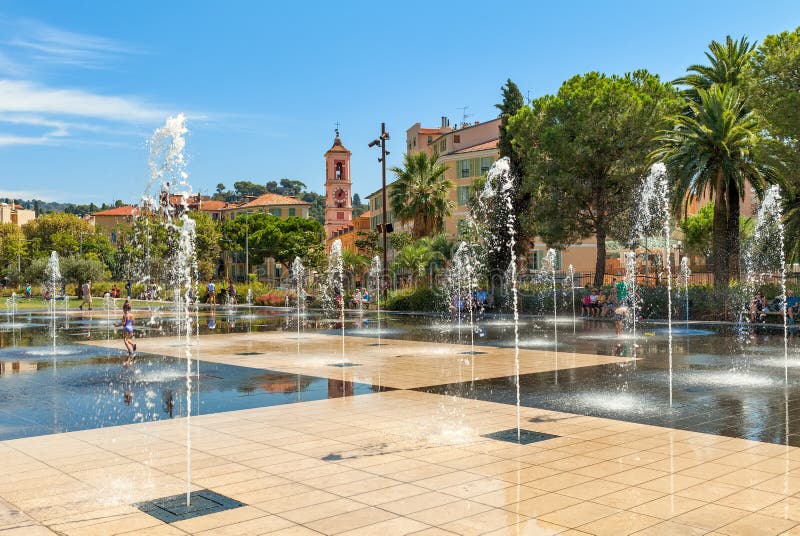 Brunnen bei Promenade du Paillon in Nizza lizenzfreies stockfoto Brunnen bei Promenade du Paillon in Nizza lizenzfreies stockfoto