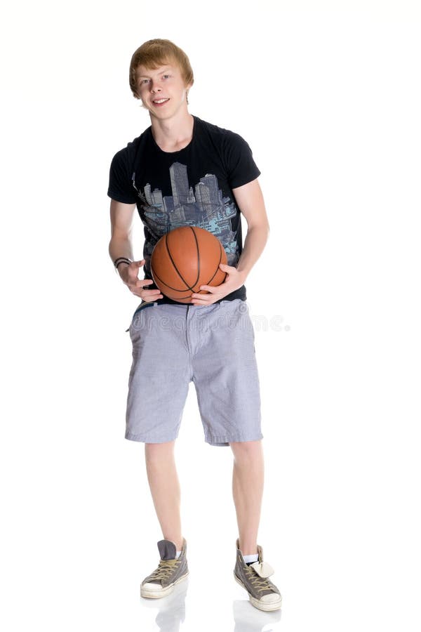Brunnen getaner Kerl mit einem Ball für Basketball lizenzfreie stockfotos