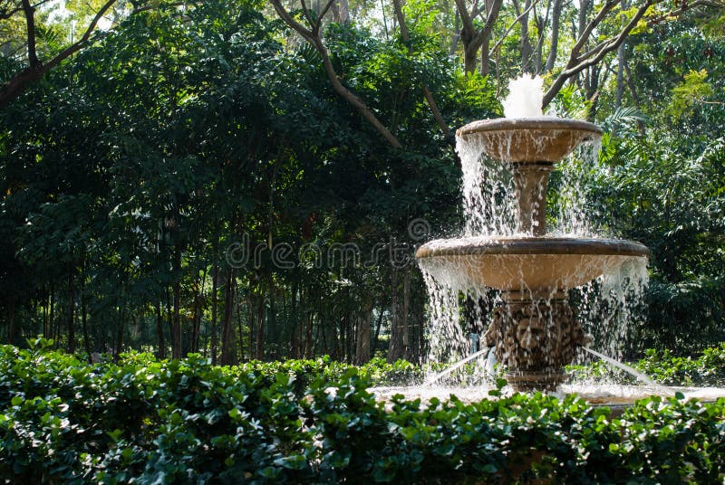 Brunnen im Garten stockbild Brunnen im Garten stockbild