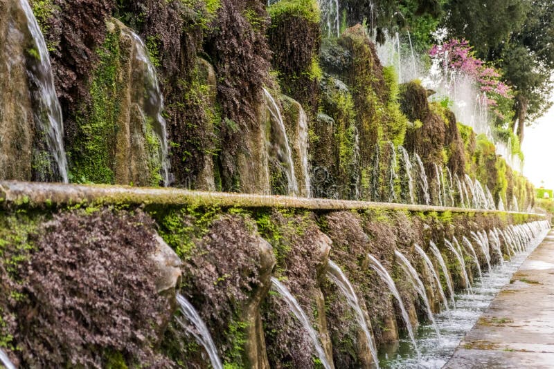 Brunnen Im Garten Der Villa D`Este in Tivoli Stockfoto Bild von nave
