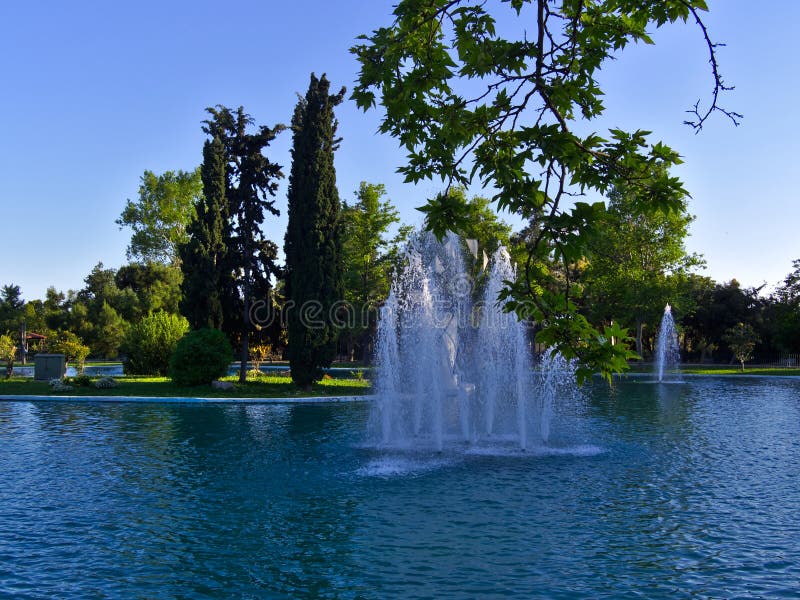 Brunnen innerhalb eines Parksees stockfotografie Brunnen innerhalb eines Parksees stockfotografie
