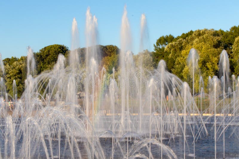Brunnen mit Wasser, das herauf verschiedene Ströme spurtet Mehrfarbiger Regenbogen im Brunnen stockfotos Brunnen mit Wasser, das herauf verschiedene Ströme spurtet Mehrfarbiger Regenbogen im Brunnen stockfotos