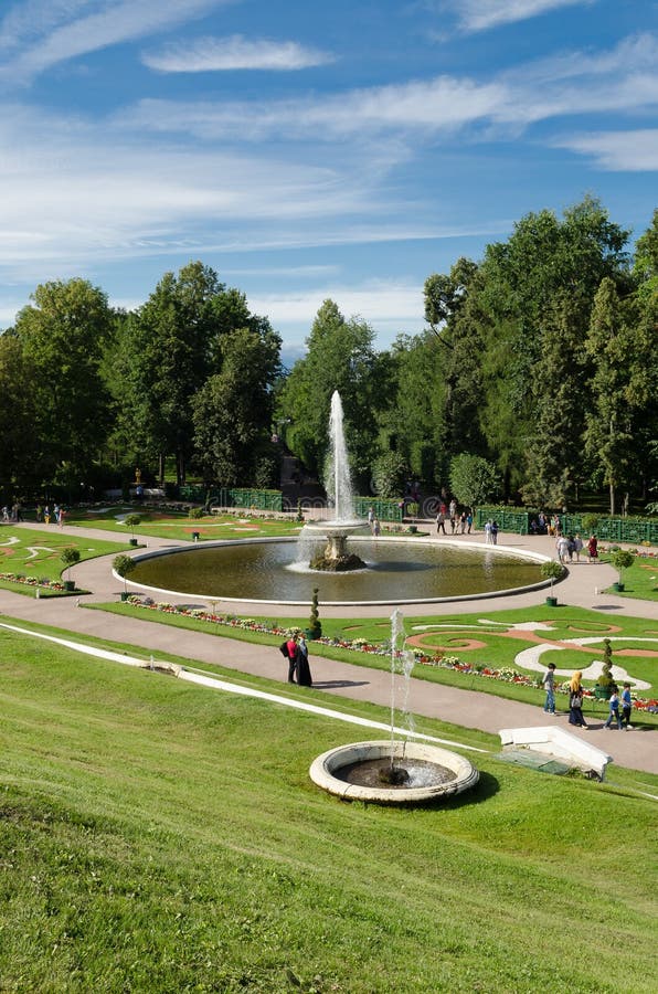 Brunnen in Petrodvorets lizenzfreie stockfotos Brunnen in Petrodvorets lizenzfreie stockfotos