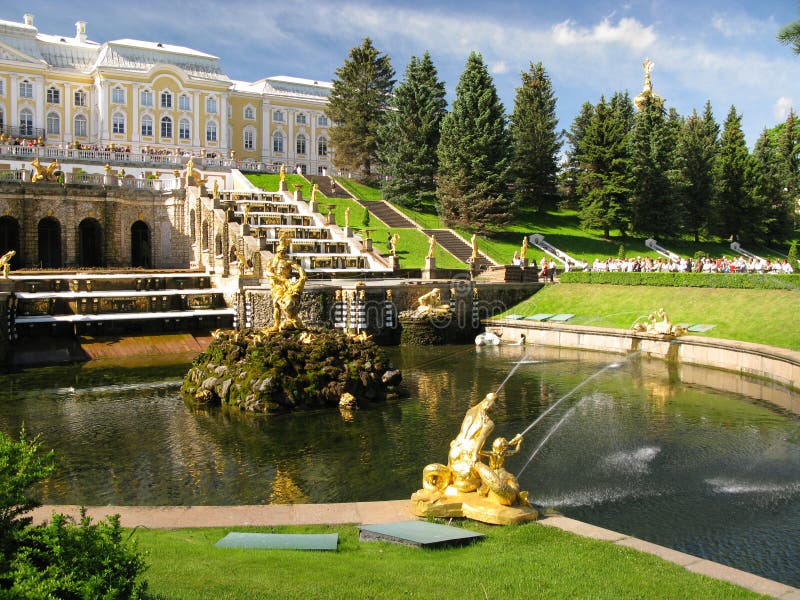 Brunnen in St Petersburg lizenzfreie stockbilder Brunnen in St Petersburg lizenzfreie stockbilder