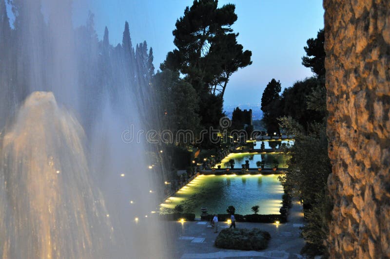 Brunnen und Gärten an der Dämmerung stockfotos Brunnen und Gärten an der Dämmerung stockfotos